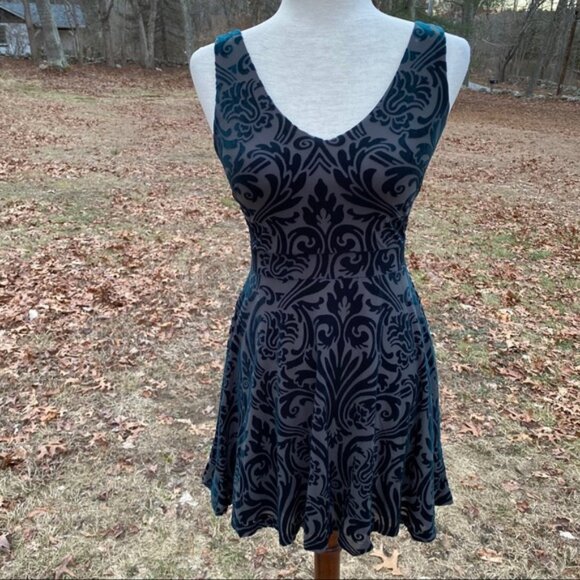 AQUA BRAND DRESS MINI SLEEVELESS GREEN BLACK V-NECK & BACK Size S - Picture 1 of 8